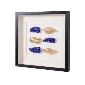 CUADRO VITRINA MARCO NEGRO Y OSTRAS DORADAS Y AZUL. 50*50 CM