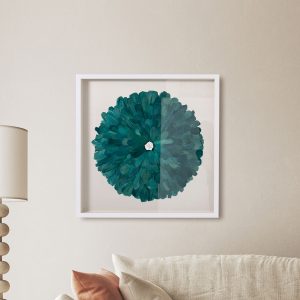 CUADRO VITRINA 80*80 CM, MARCO BLANCO CON PLUMAS AQUA Y PIEDRA