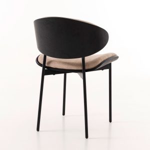 Silla Lena 75 × 50 × 55 cm, asiento en chapa negra curvada, tapizado beige y patas metálicas en negro, tejido Aquaclean